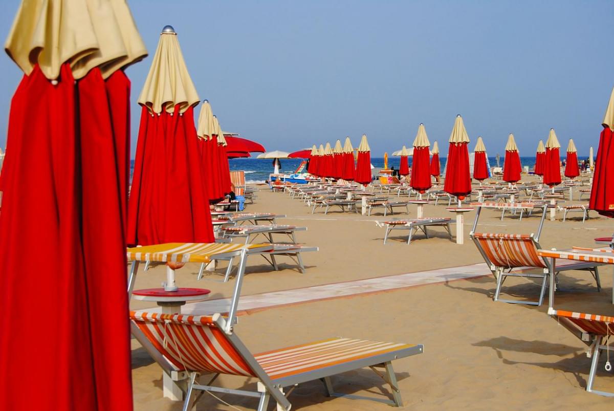 rimini italia spiaggia gli ombrelli