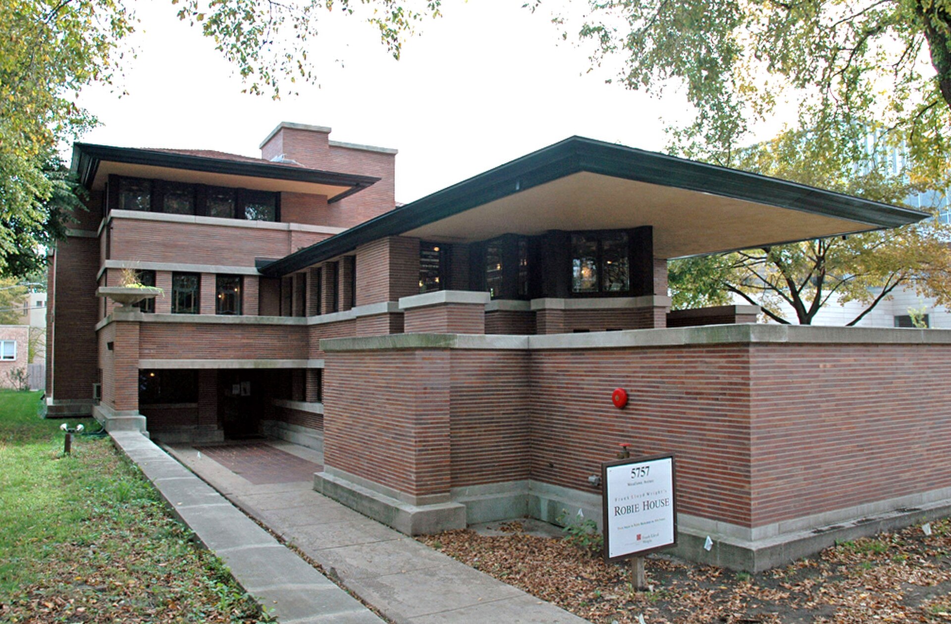 L'esterno della casa progettata da Frank Lloyd Wright in stile Prairie School.