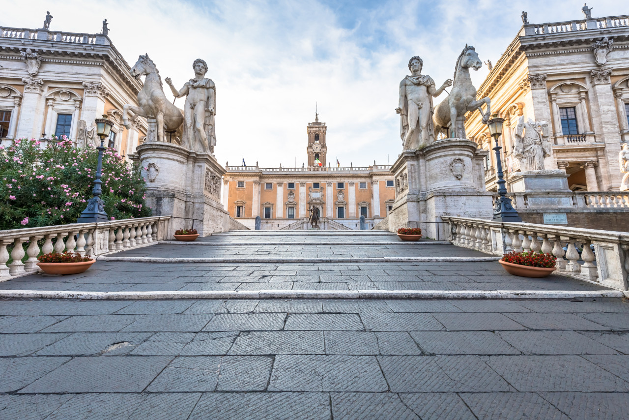 Rome Italy Circa August 2020 Staircase Capitolium Square Piazza Del Campidoglio Made By Michelangelo It Is Home Rome Roma City Hall Sunrise Light Before Turist Arrival 1