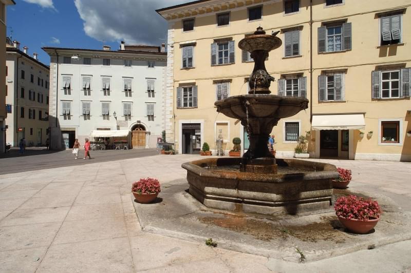 rovereto piazza erbe