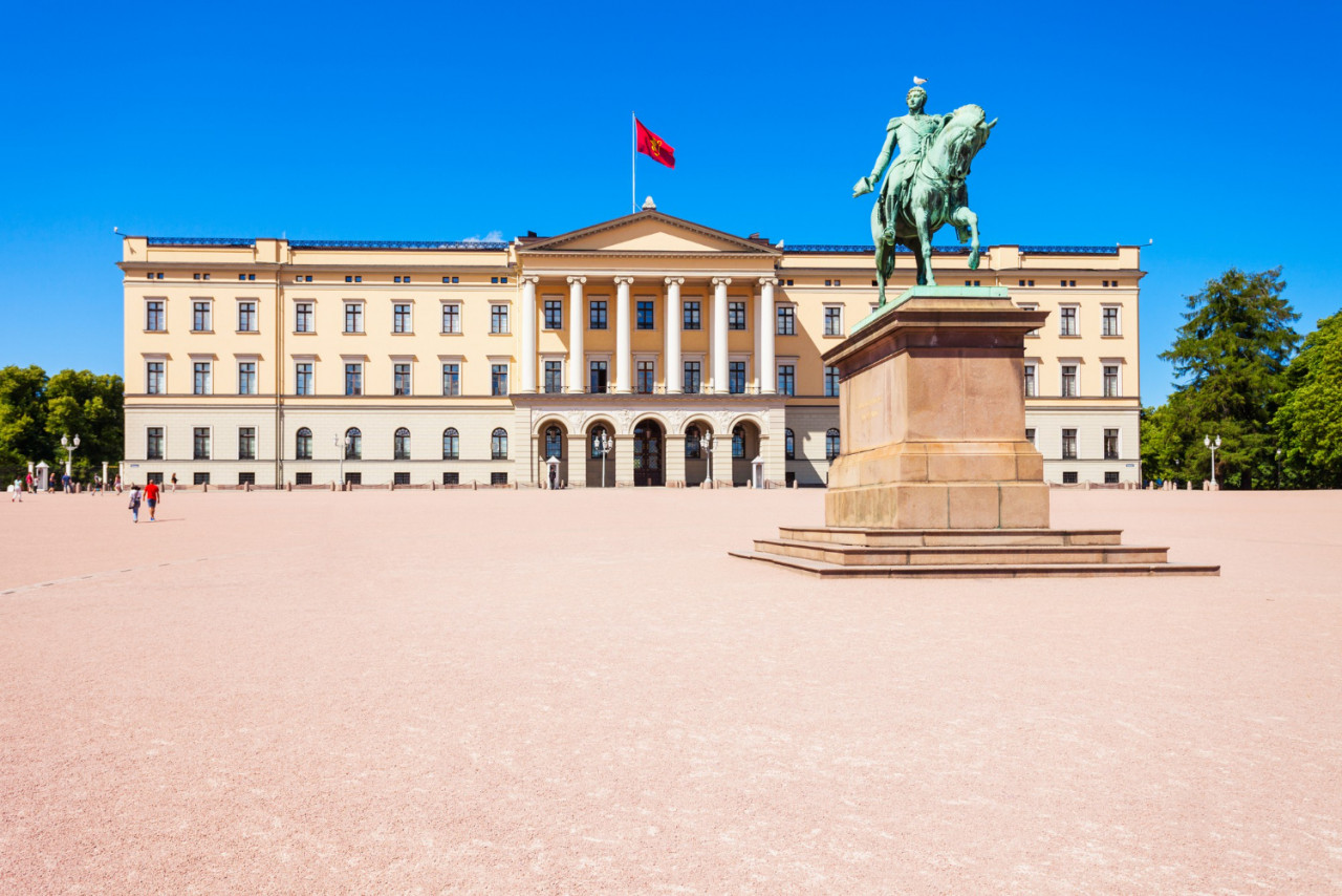 royal palace is official residence present norwegian monarch oslo