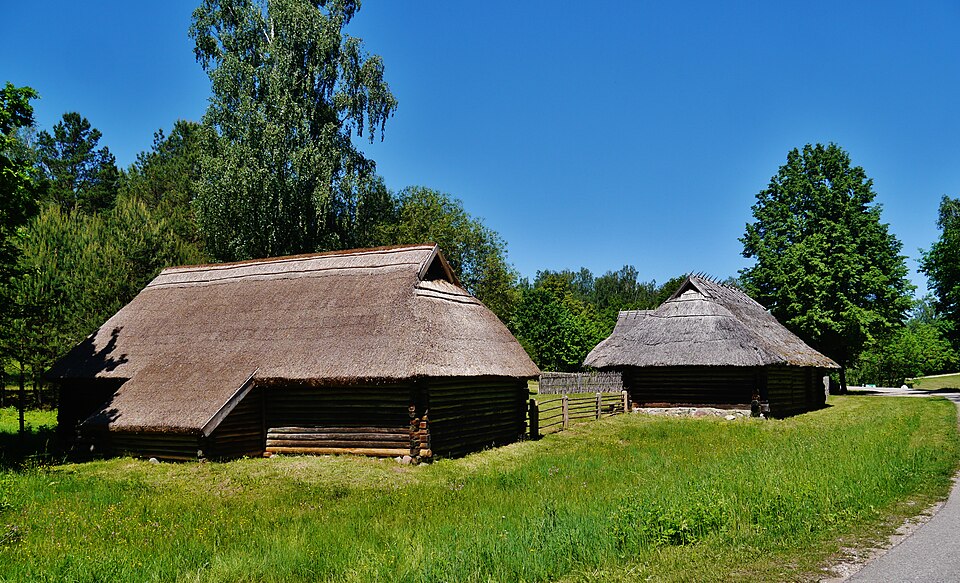 Case tradizionali in legno nel Museo Etnografico all'aperto di Rumšiškės, Lituania.