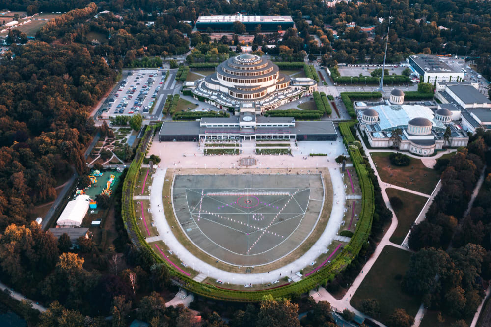 veduta aerea dell edificio storico della sala del centenario di wroclaw in polonia