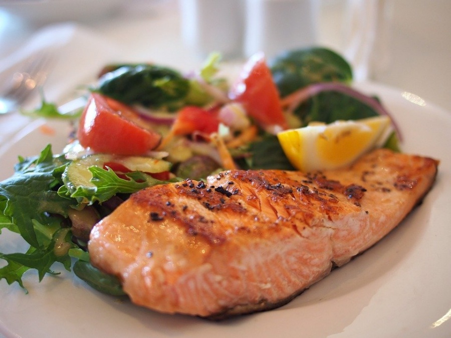 il grilled organic salmon, quando il salmone incontra le verdure