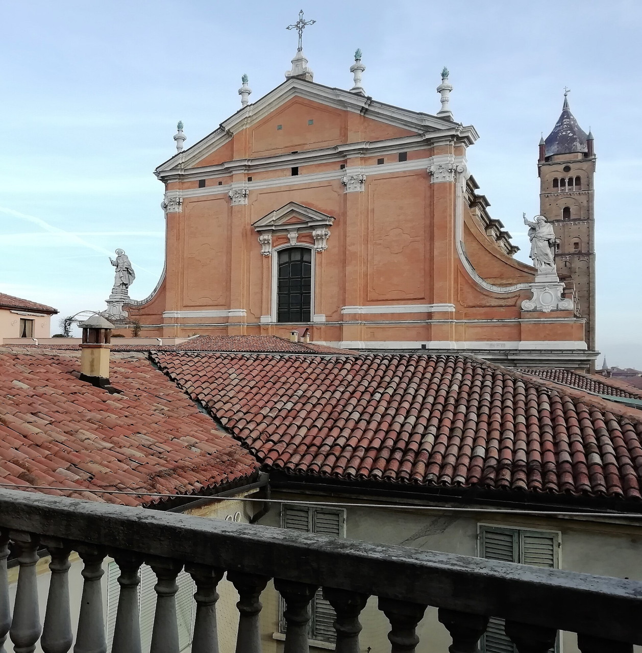 Cattedrale di San Pietro sul tratto centrale di via Indipendenza