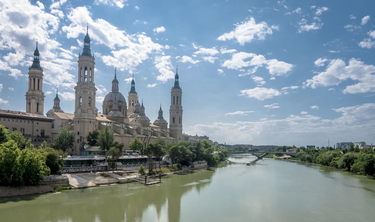 saragozza ebro nuvole basilica