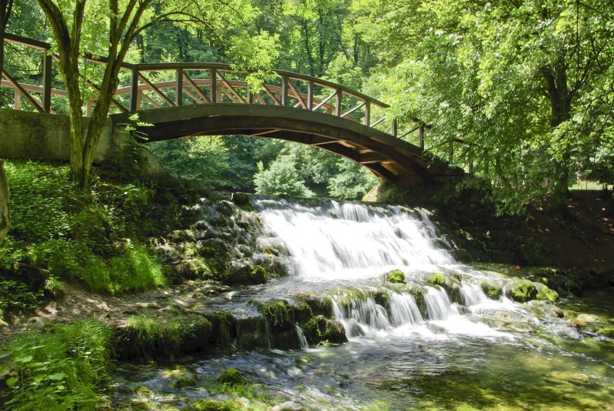 Ponte sul parco di Vrelo Bosne Sarajevo