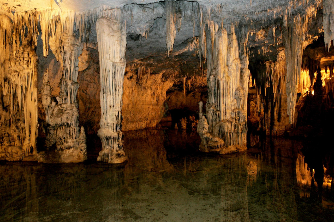 scenic view neptune cave grotte di nettuno is stalactite cave near town alghero italia