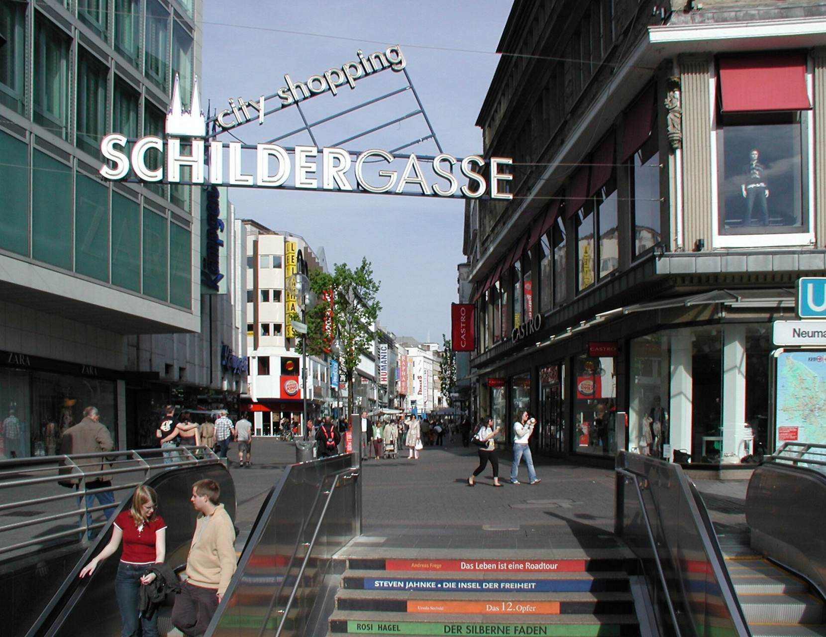 scale colorate a Schildergasse, la via dello shopping di Colonia