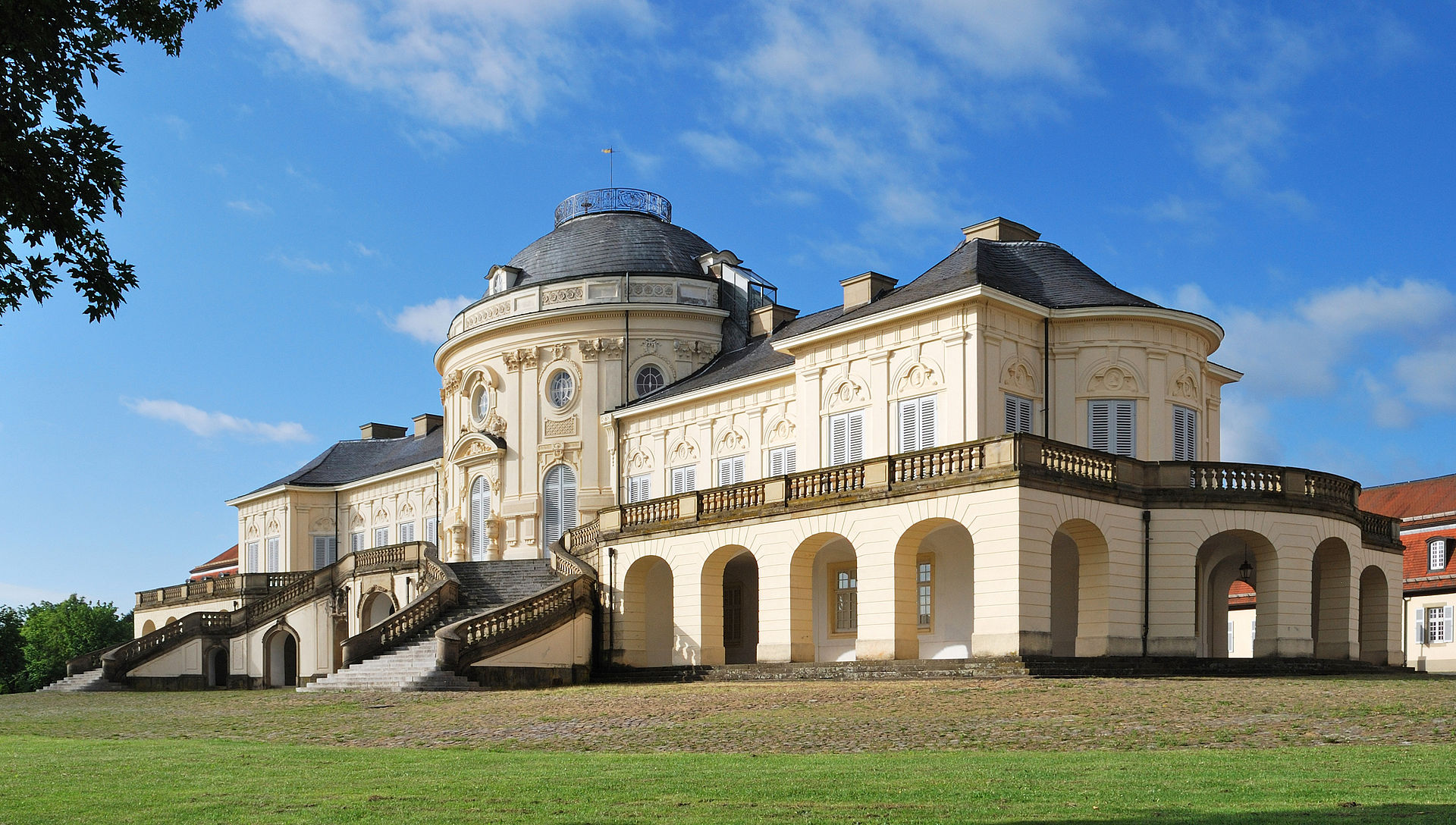 Castello di caccia Stoccarda: residenza storica con viali alberati