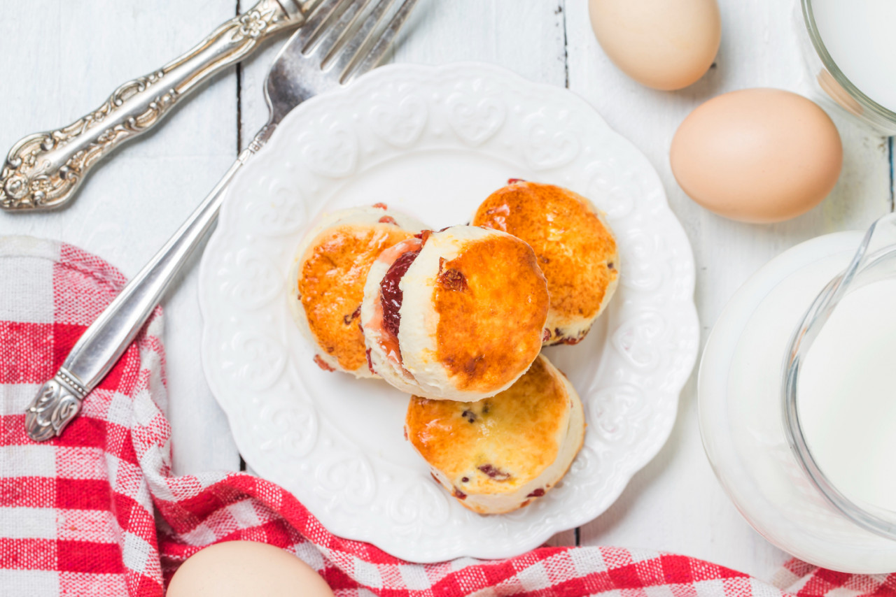 scones scones with jam tea with milk close up table