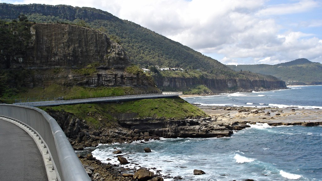 Strada panoramica Grand Pacific Drive con Sea Cliff Bridge sul mare