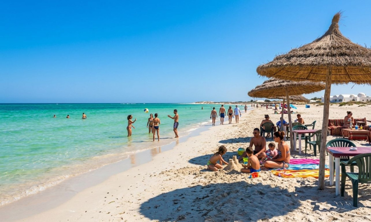 La costa tranquilla della spiaggia Seguia con sabbia e ombrelloni
