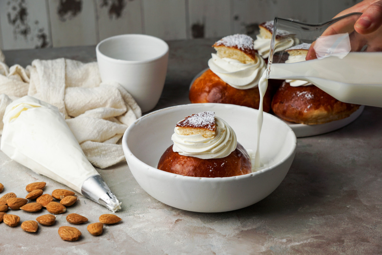 semla semlor vastlakukkel laskiaispulla is traditional sweet roll made various forms sweden finland estonia norway denmark especially shrove monday shrove tuesday