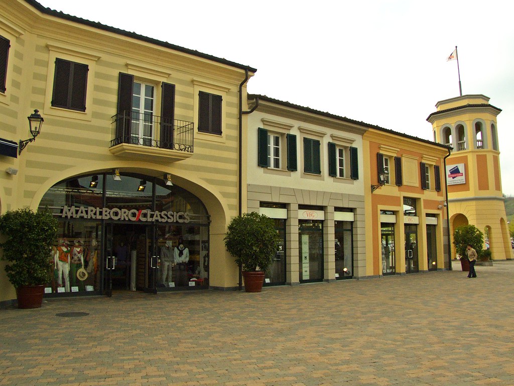serravalle scrivia shoppers disneyland