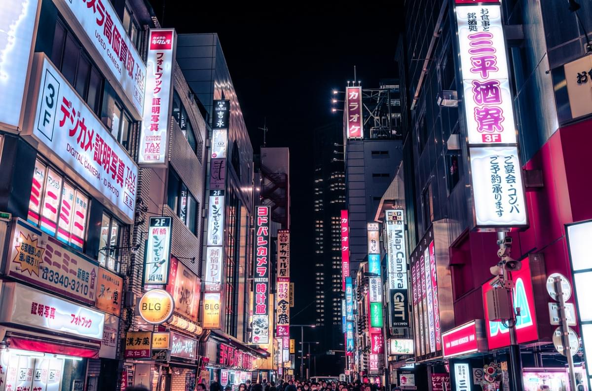 shinjuku tokyo neon notte segni