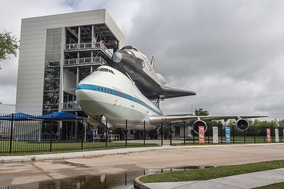 shuttle independence and nasa 905 at space center houston