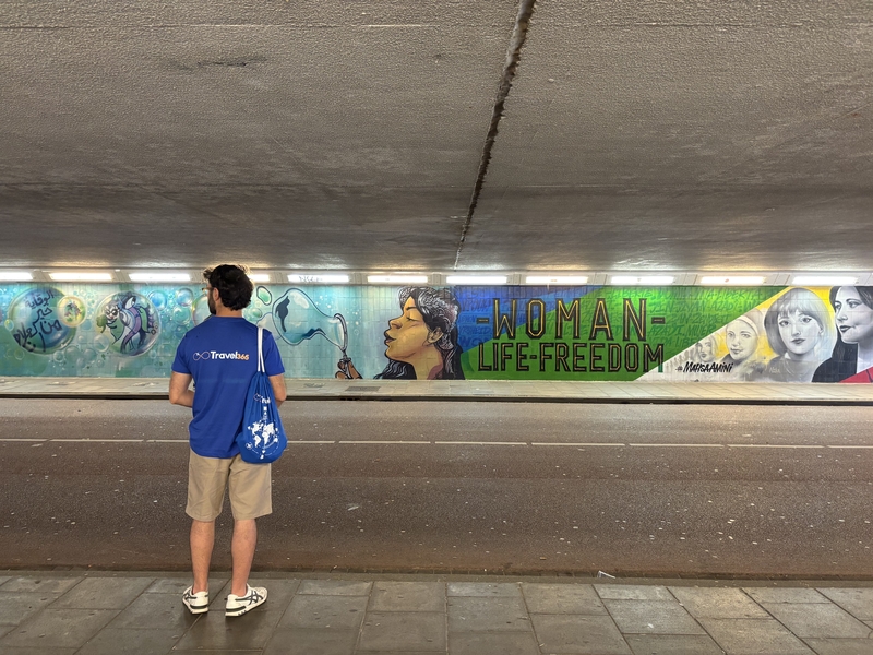 silly walks tunnel murales 1 copia