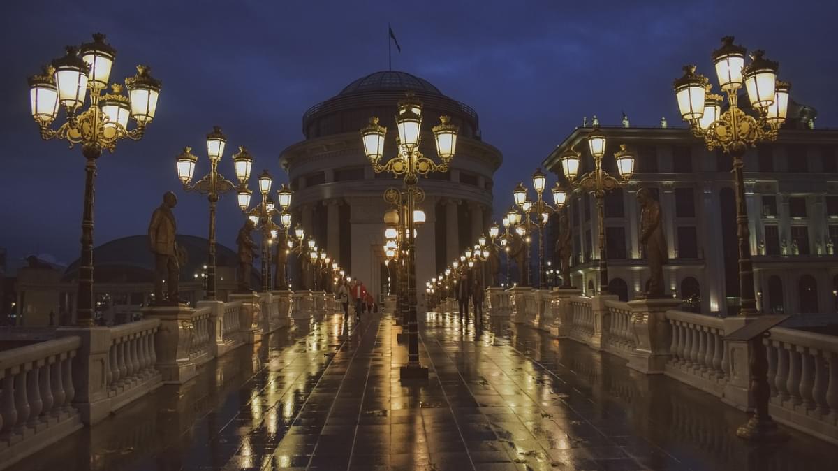 skopje nord macedonia ponte lampade