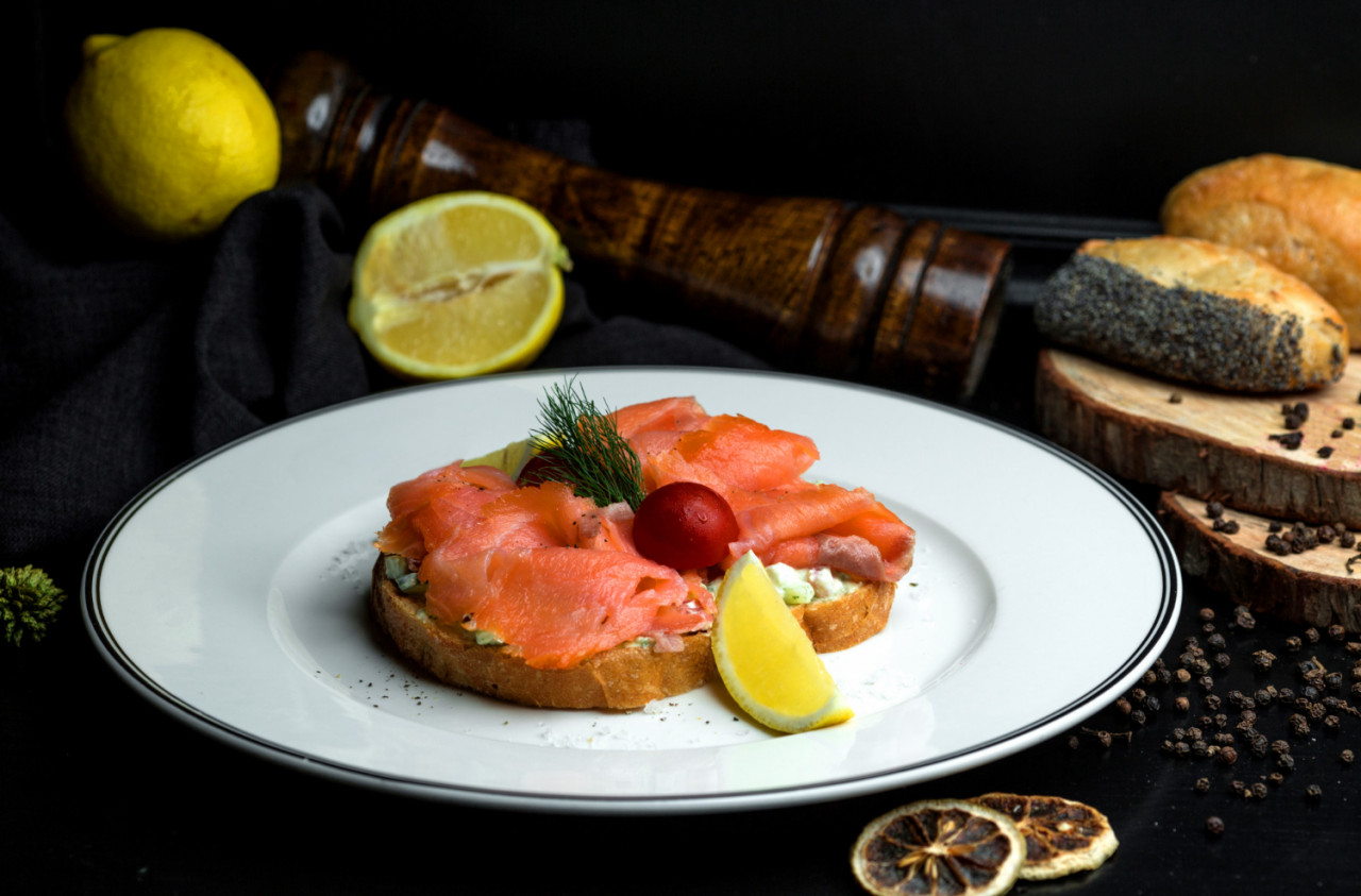 smoked salmon bruschetta with avocado served with lemon