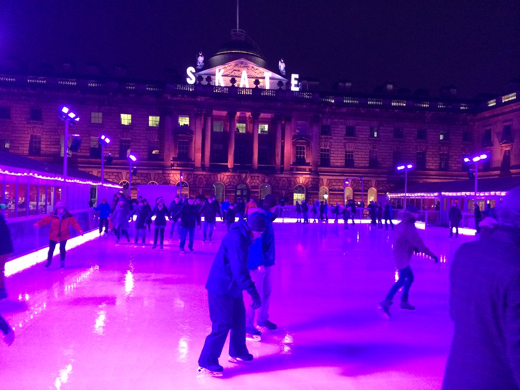 Pattinaggio sul ghiaccio notturno nel cortile neoclassico di Somerset House, Londra