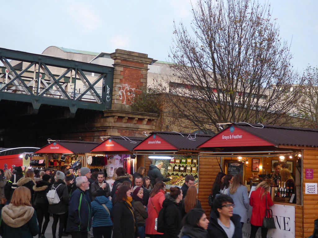 Capanne di legno e luci natalizie al Southbank Winter Market sul fiume Tamigi