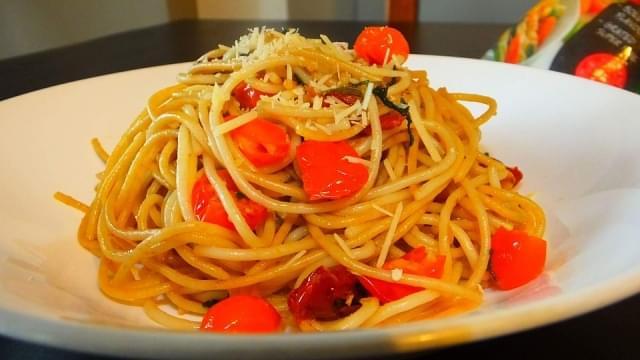 spaghetti alla carrettera con aglio olio e pomodorini