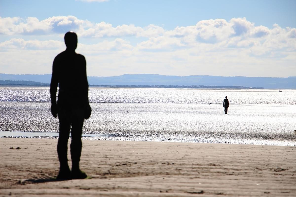 spiaggia con statue liverpool