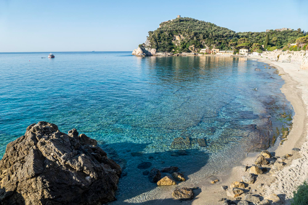 spiaggia dei saraceni a varigotti