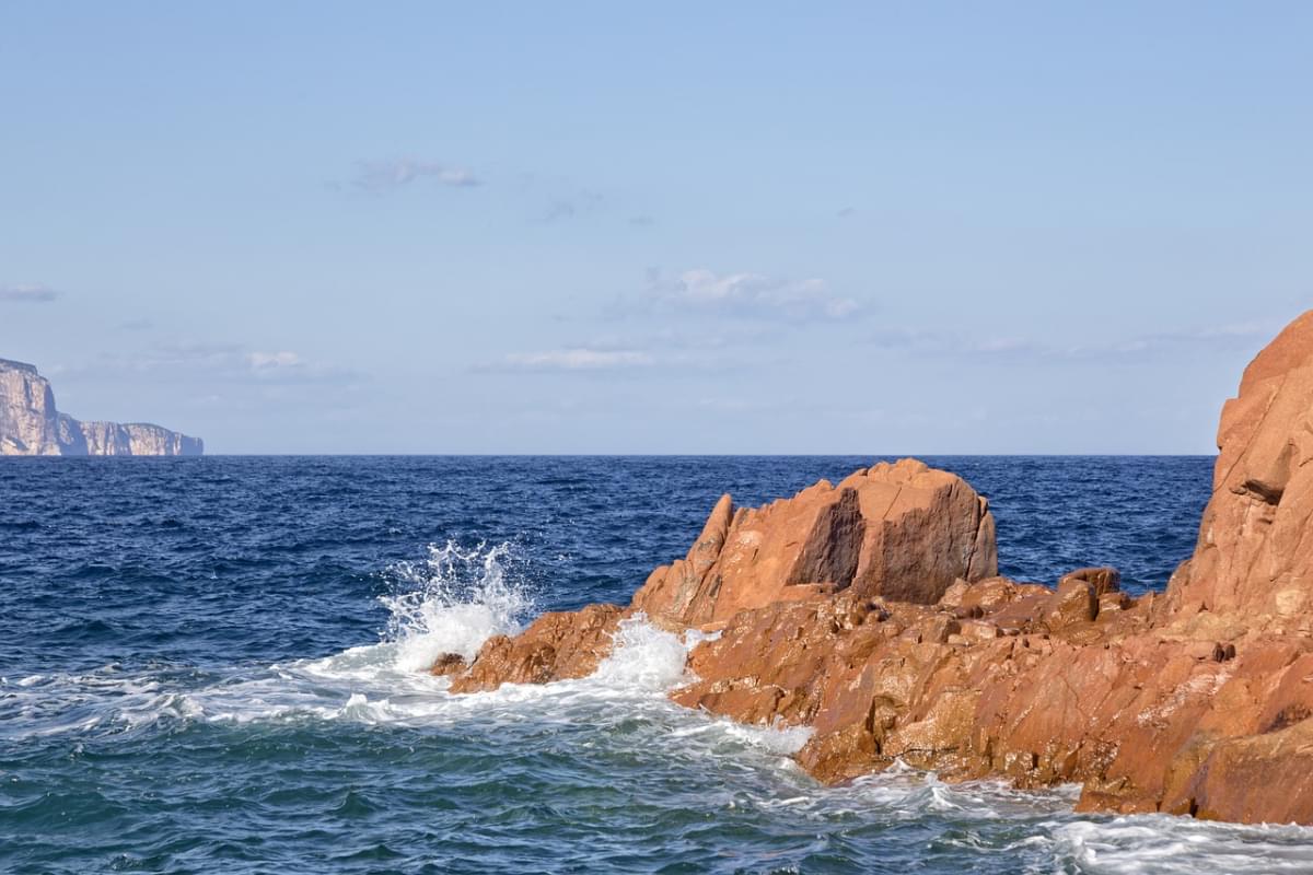 spiaggia delle rocce rosse