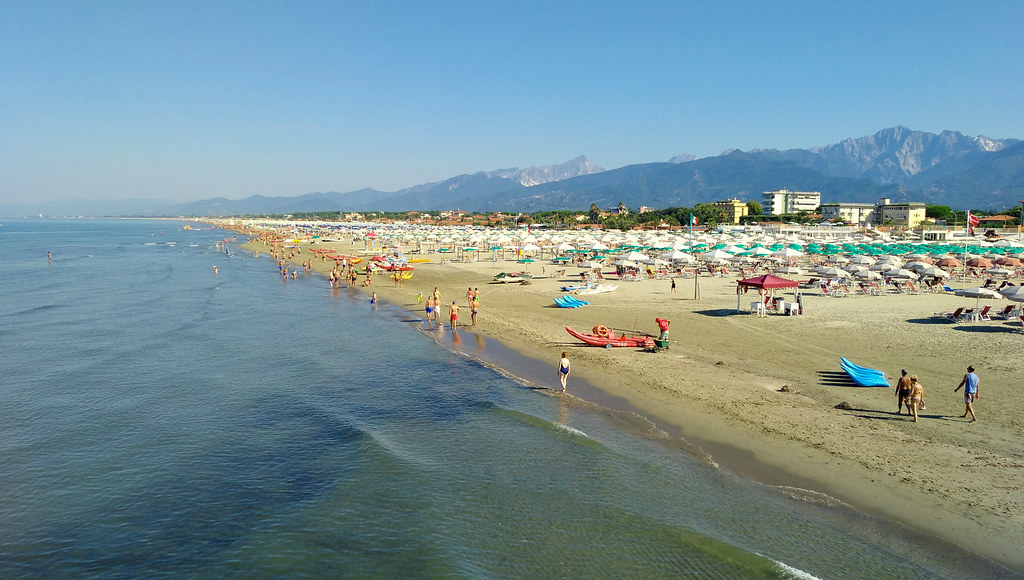 spiaggia di marina di pietrasanta in versilia