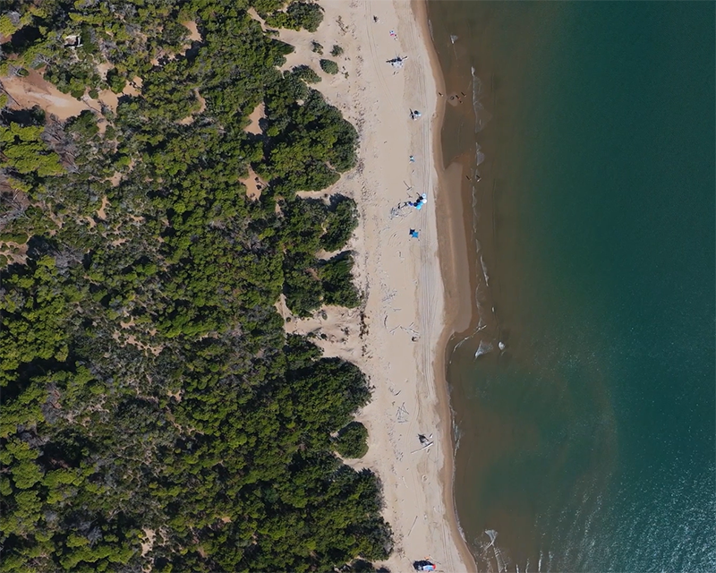 spiaggia di sabbia alla laguna di feniglia o orbetello