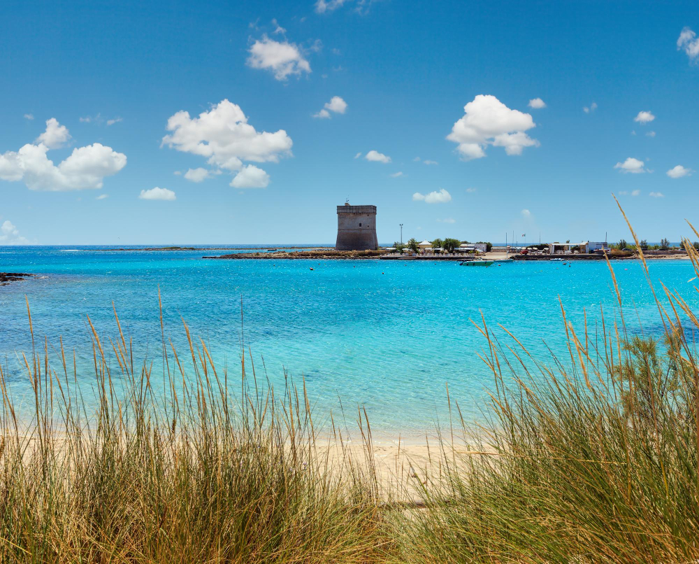 spiaggia di torre chianca sulla costa del mare del salento italia