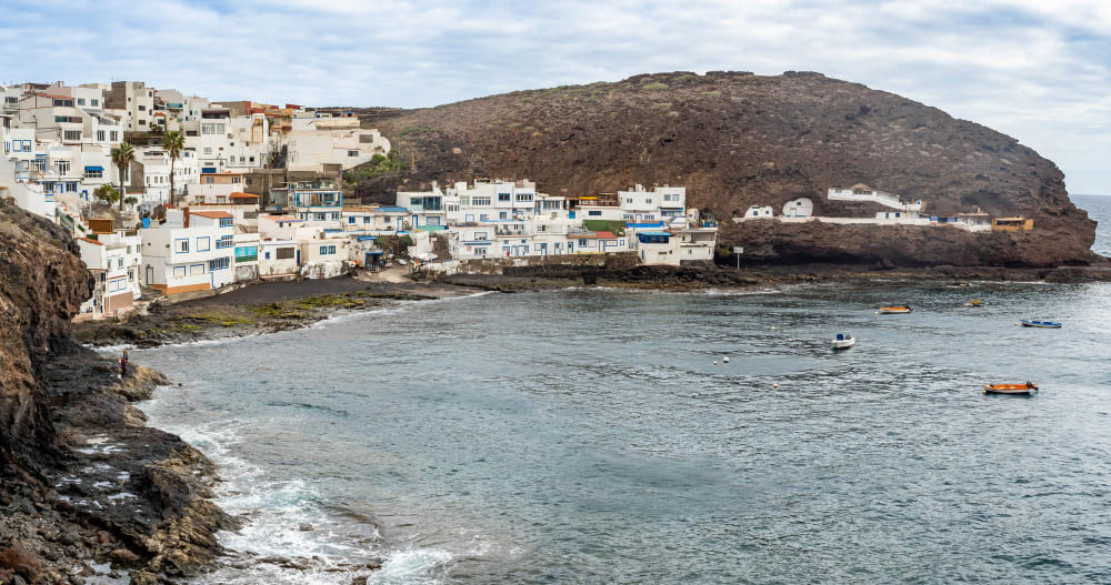 spiaggia e scogliere del villaggio di tufia a gran canarie