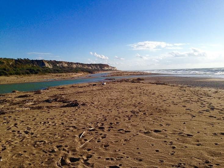 spiaggia foce del fiume platani