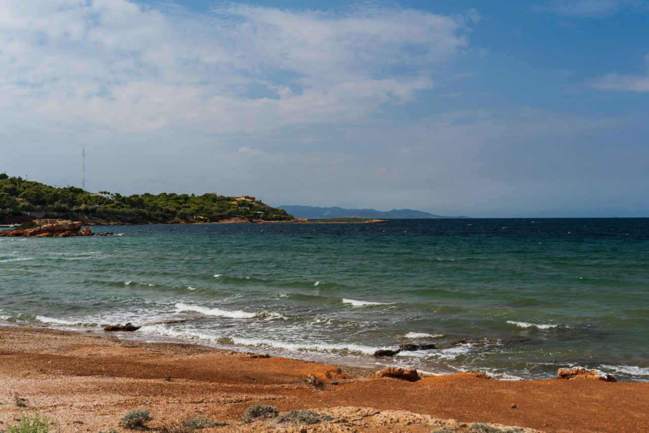 spiaggia greca di sabbia marrone a varkiza in autunno foto di alta qualita