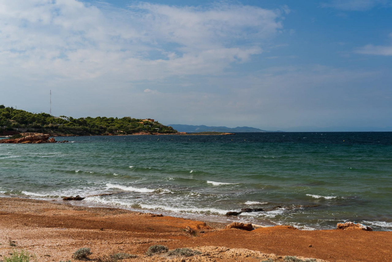 spiaggia greca di sabbia marrone a varkiza in autunno foto di alta qualita
