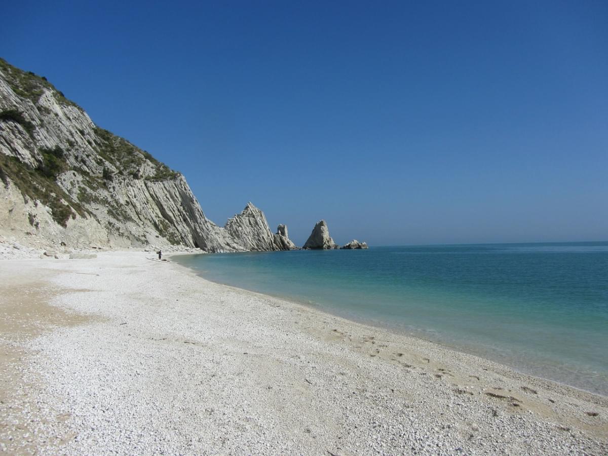 spiaggia monte conero due sorelle