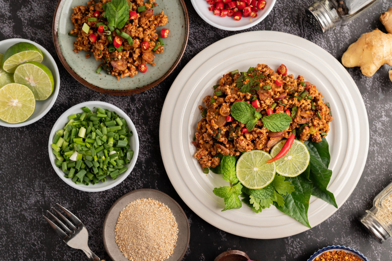 spicy minced pork salad with chili flakes