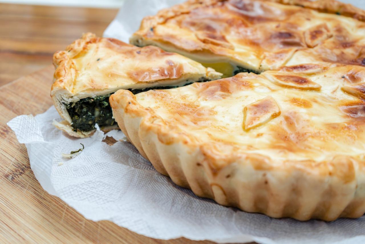 spinach pie with egg spinach quiche lorraine salty tart with vegetables spinach egg home food healthy natural concept