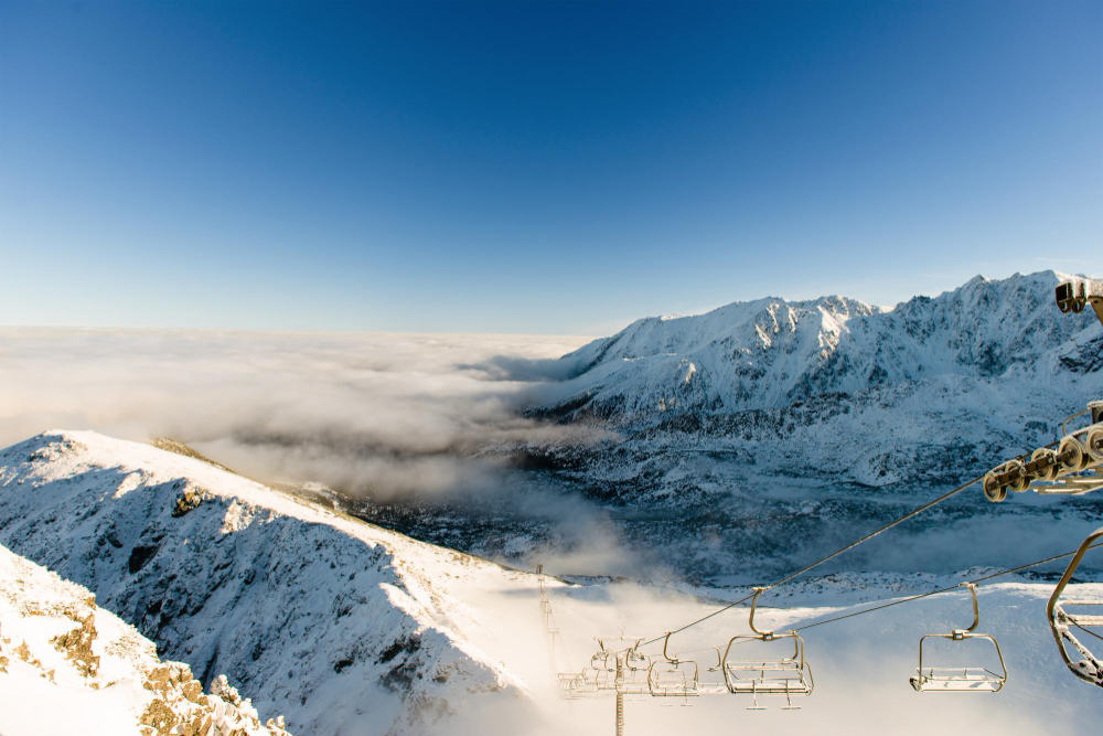 splendida vista sulle montagne e sulla funivia in una giornata di sole kasprowy wierch monti tatra polonia