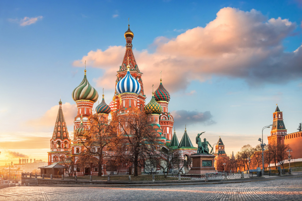 st basil s cathedral red square moscow blue sky with pink clouds light morning sun