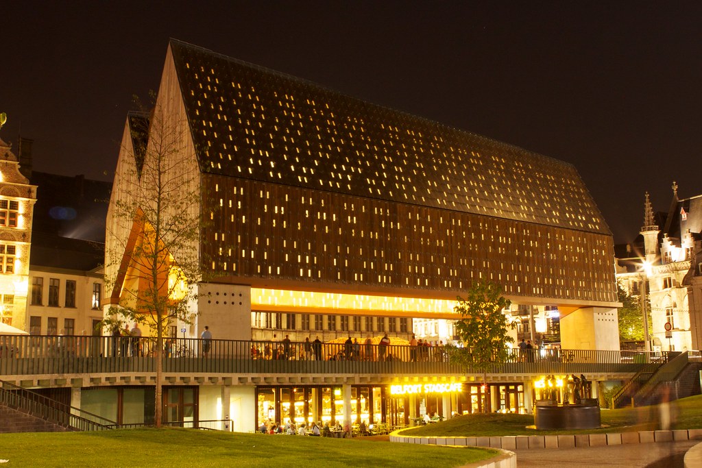 Architettura moderna del City Pavilion (Stadshal) nel centro storico di Gand.
