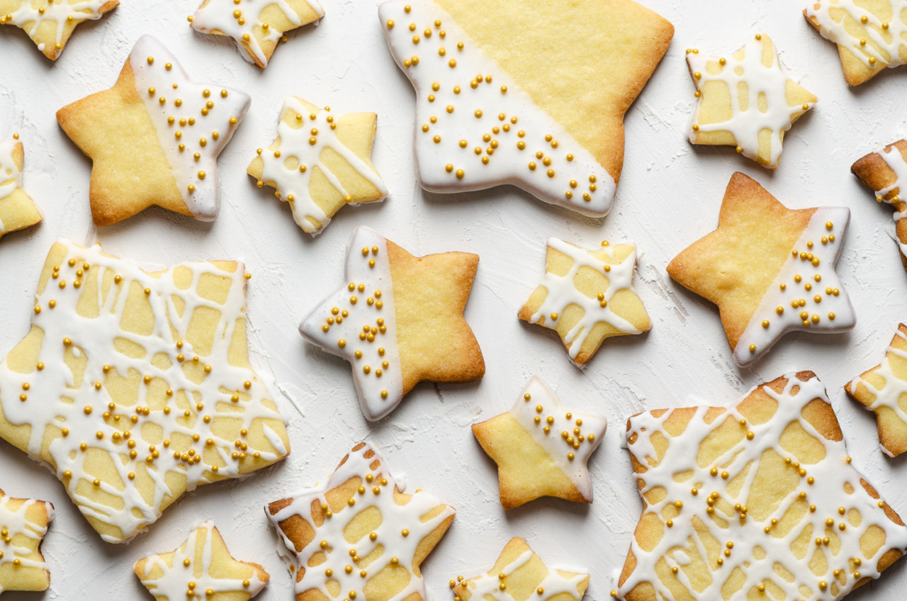 star iced cookies with golden pearls