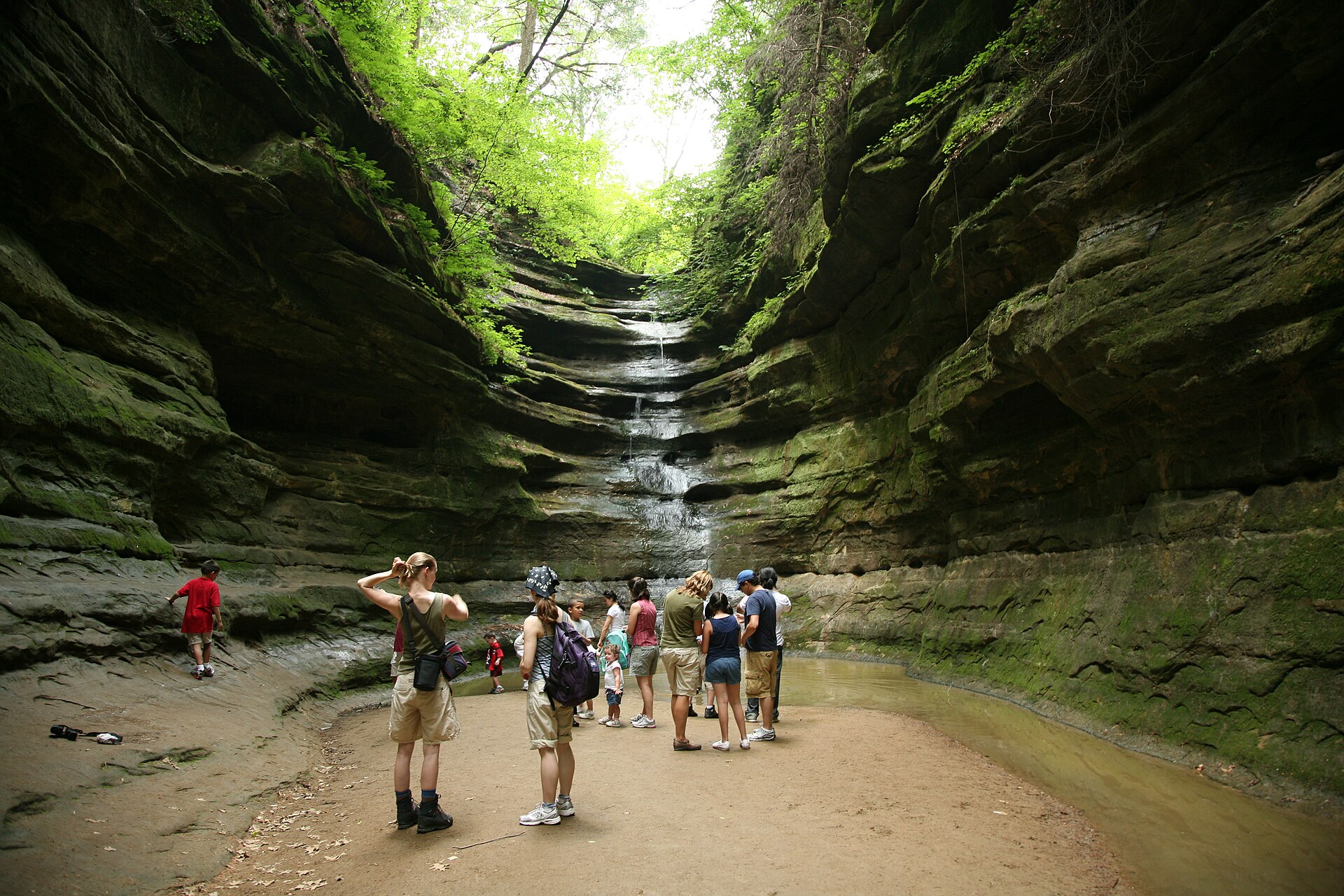 Una delle cascate che scendono nei canyon di roccia arenaria del parco.