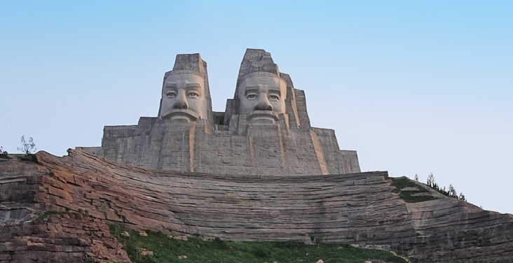 Statua degli imperatori Yan e Huang, Cina