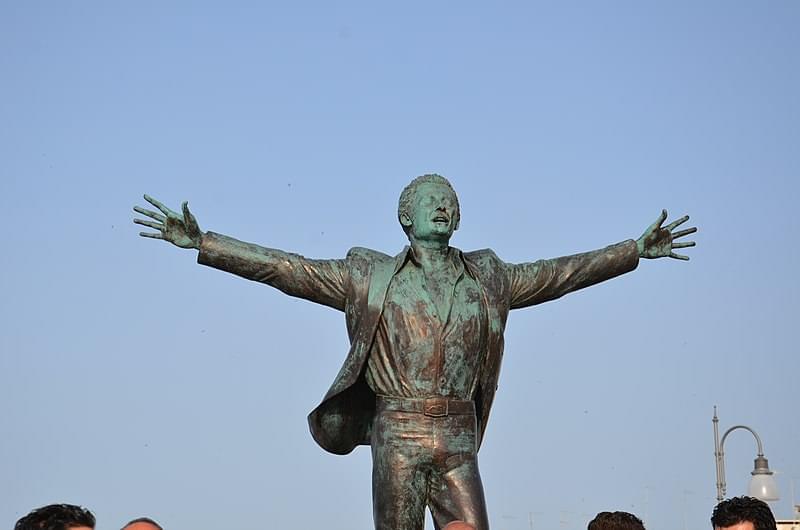 statua domenico modugno