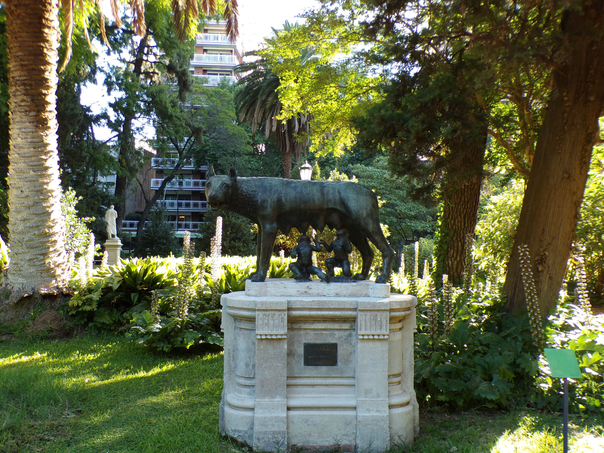 statua lupa di roma jardin botanico