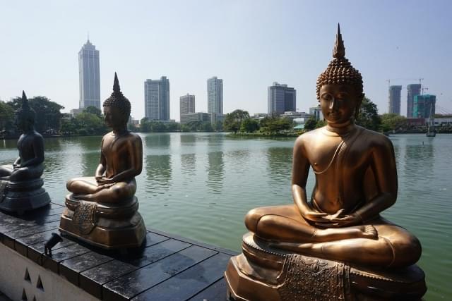 statue buddha grattacieli skyline