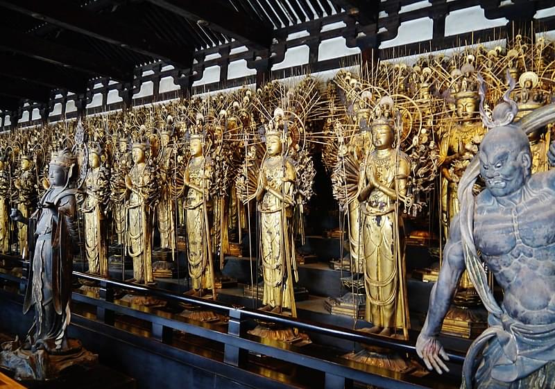 statue dorate del bodhisattva kannon kyoto sanjusangen